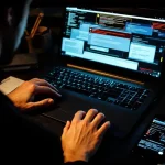 Persoon met handen boven laptop toetsenbord, scherm toont verdachte popups en foutmeldingen, cybersecurity bedreiging