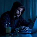 Cybersecurity expert in hoodie overweegt beslissing aan laptop met weegschaal, slot en vergrootglas op bureau