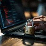 Cybersecurityexpert typt op laptop met code en waarschuwingen, versleten hangslot op bureau symboliseert digitale beveiliging