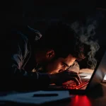 Cybersecurity professional werkt geconcentreerd aan penetratietests op laptop met beveiligingsrapporten op bureau