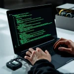 Cybersecurity professional typt penetratietestcode op laptop naast geopende doos met netwerkkabels en beveiligingstools
