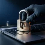 Gehandschoende hand die een geopend hangslot op een laptoptoetsenbord drukt, met zichtbare binnenste mechanismen, cybersecurity concept.