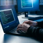 Cybersecurity-analist typt op zwarte laptop met terminalvenster vol netwerkscans in donker kantoor met blauw monitorlicht.