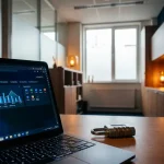 Laptop met Microsoft 365-dashboard op bureau in modern Nederlands kantoor, met cijferslot als symbool voor compliance en gegevensbeveiliging.