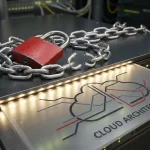 Rode hangslot op verstrengelde zilveren kettingschakels met één gebroken schakel op een donker serverrek, symboliseert cloudbeveiliging.
